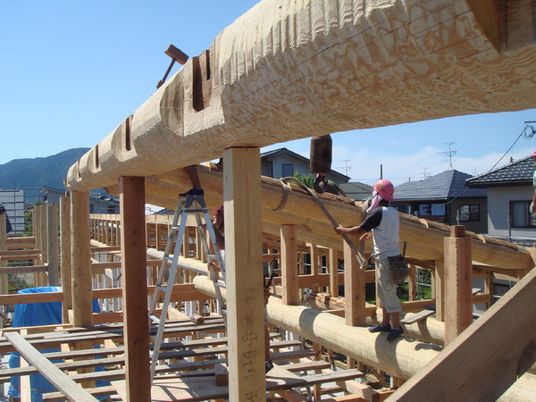 新築中の建物外観