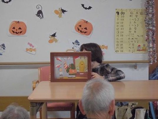 ハロウィン装飾の室内