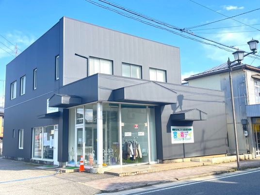 モダンな建物の外観