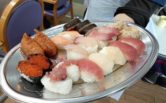 美味しそうな寿司の盛り合わせ