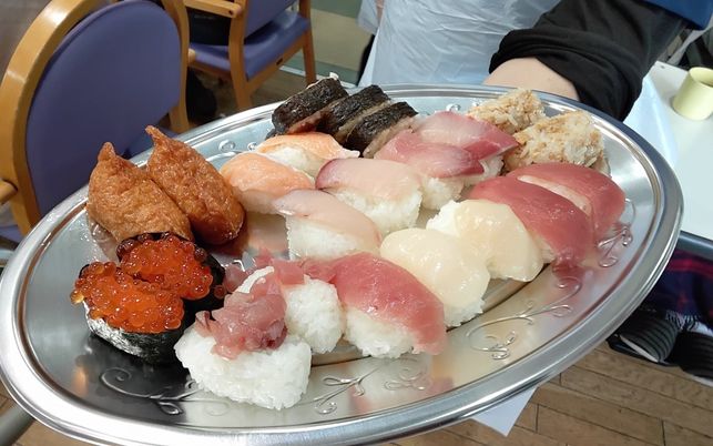 美味しそうな寿司の盛り合わせ