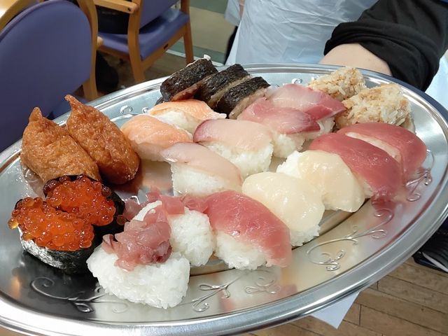 美味しそうな寿司の盛り合わせ 料理 イベント用に様々な種類の寿司がきれいに盛り付けられています。特別な日にぴったりな一品です。