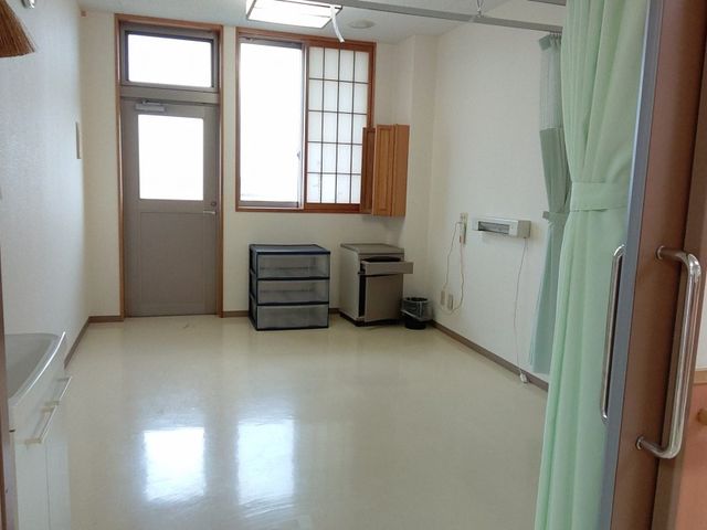 清潔な居室 居室 自然光が差し込む明るい空間です。電動ベッドやカーテンでプライベートを確保できます。