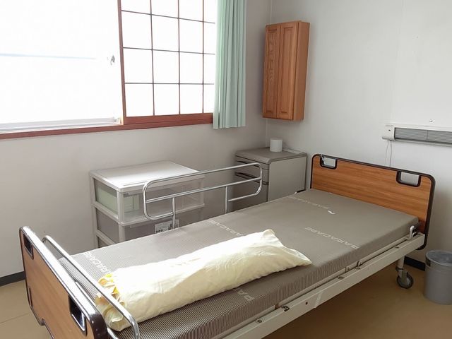 採光良好な居室 居室 広い窓から自然光が差し込む、落ち着いた雰囲気の居室です。休憩やリラックスに最適な空間です。