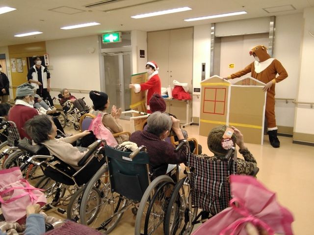 入居者と交流イベント 多目的室 広々とした多目的室では、入居者の方々が楽しそうに参加できるイベントが開催されています。