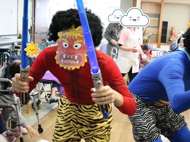 楽しいイベント中の部屋 多目的室 楽しい活動が行われている空間です。参加者が和やかな雰囲気で交流しています。