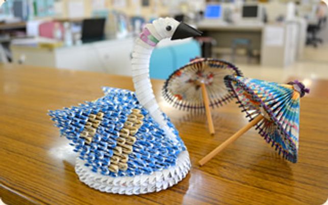 民族風の装飾品がある机