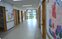 絵が飾られた廊下
