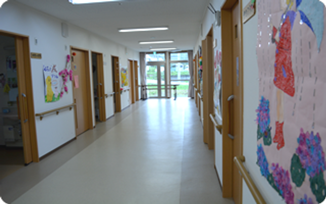 絵が飾られた廊下