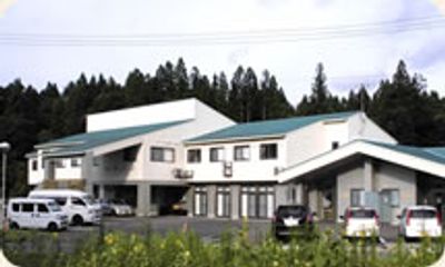 緑に囲まれた外観