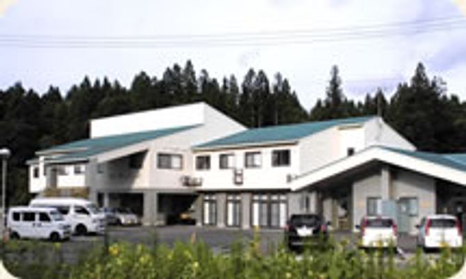 緑に囲まれた外観