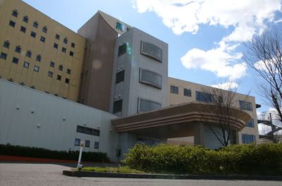 空が広がる建物外観