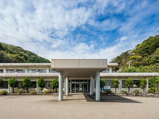 施設の正面玄関  