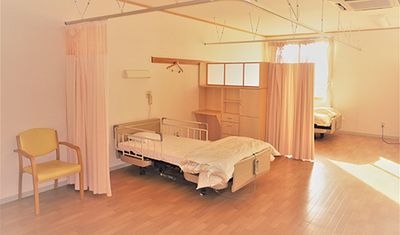 窓から光が入る居室
