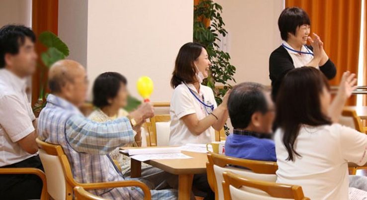 笑顔の職員と利用者の談笑風景