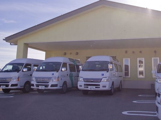 送迎車が並ぶ外観  