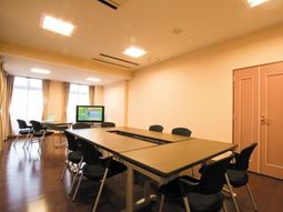 明るい照明の多目的室