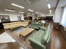 広々とした快適なラウンジ