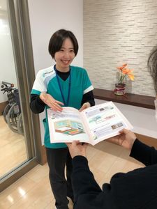 笑顔のスタッフが対応する様子
