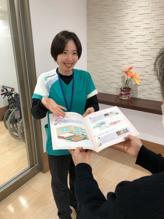 笑顔のスタッフが対応する様子