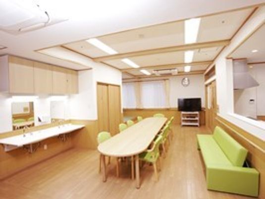 明るい共用ラウンジ