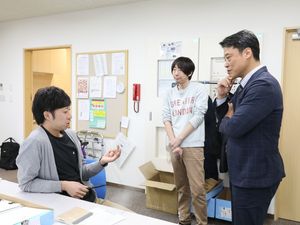 打ち合わせする職員の廊下  