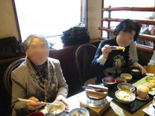 食事を楽しむ人々