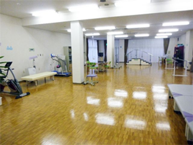 トレーニング設備が整った部屋 機能訓練室 広々とした訓練空間では、多様な運動器具を使用してリハビリを行えます。効率的な指導環境が整っています。