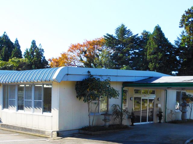 緑豊かな外観 外観 自然に囲まれた見晴らしの良い建物です。静かな環境で、働くのに適しています。