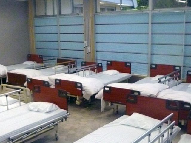 ベッドが整然と並ぶ居室 居室 広々としたスペースにベッドが並んでおり、ゆったりと過ごせる空間です。明るい光が差し込んでいます。