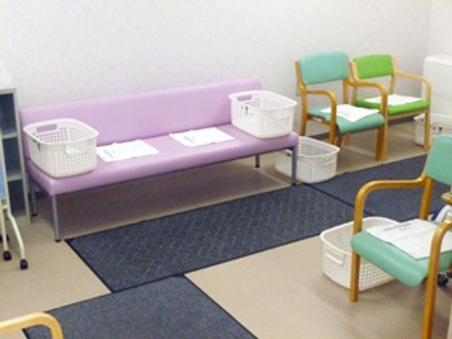リラックスした待合室 待合室 明るい待合スペースは、快適な椅子とカゴが用意されています。一息ついて休めます。