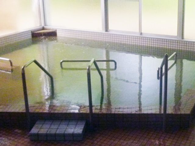 安全なバスルーム 浴室 手すりのついた安全なバスルームです。段差も少なく、安心してケアできます。