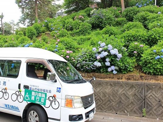 送迎車と花壇の外観  