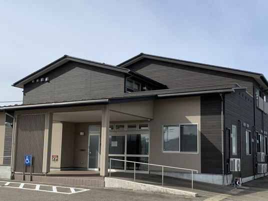 建物正面の外観  