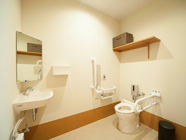 広々としたトイレです トイレ 広々とした空間が魅力のトイレです。手すりが完備されており、安全に利用できます。