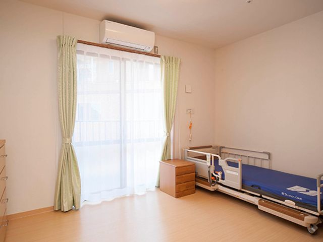 明るい窓の居室 居室 広々とした居室は、自然光をたっぷり取り入れた快適な環境です。リラックスできる空間が整っています。