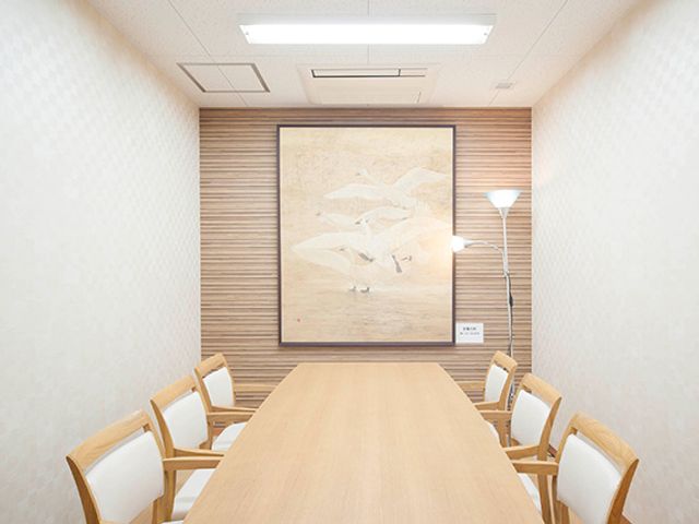 落ち着いた雰囲気の会議室 多目的室 落ち着いた雰囲気の多目的室では、会議や打ち合わせに利用可能です。シンプルで機能的な空間です。
