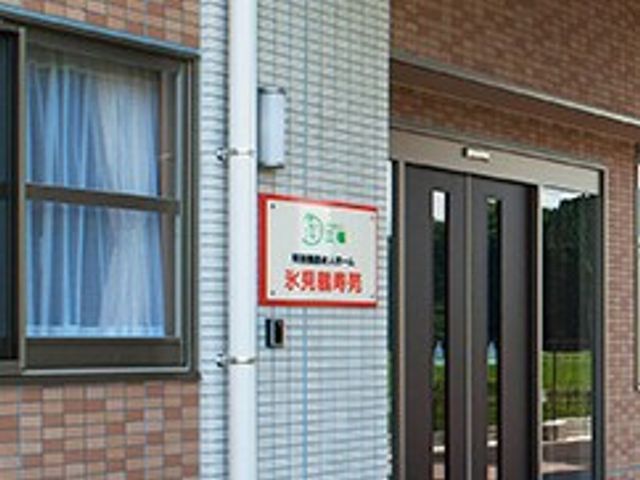 施設の外観 外観 緑豊かな環境に囲まれた施設の外観です。デザインはモダンで、訪問者を歓迎します。
