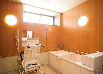 バスタブと介護用椅子のある浴室