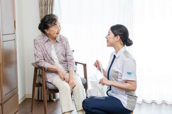 スタッフと利用者の対話シーン