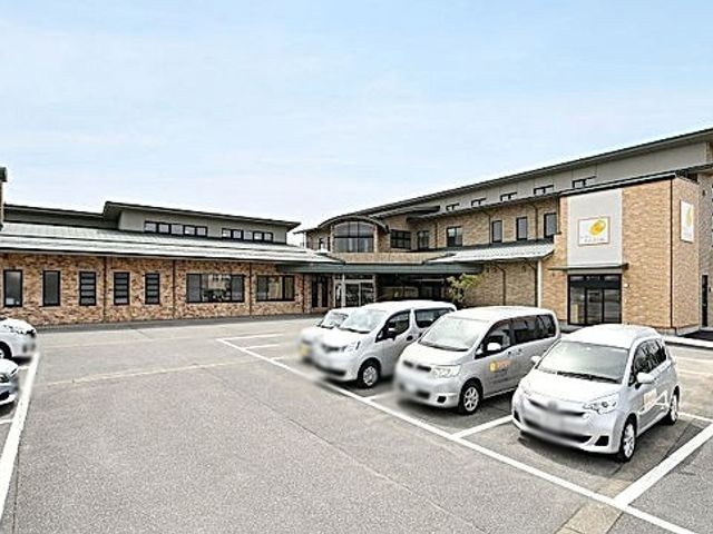 施設の外観 外観 広々とした駐車場が完備されているので、通勤が便利です。モダンな造りが印象的な建物です。