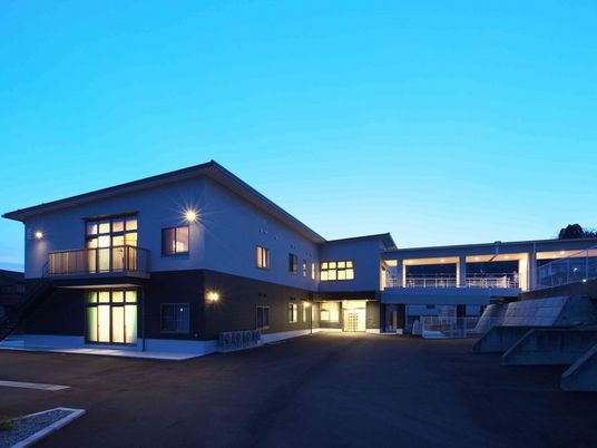 夕景の建物外観  