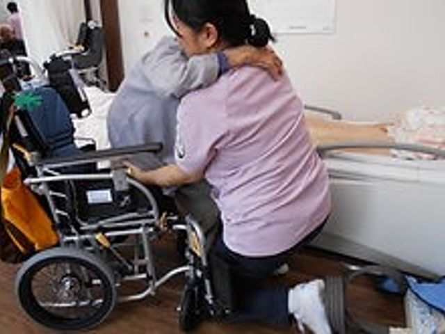 介護中の様子 スタッフイメージ 介護スタッフが利用者をサポートしています。安心感あふれる温かい雰囲気の中でのケアです。