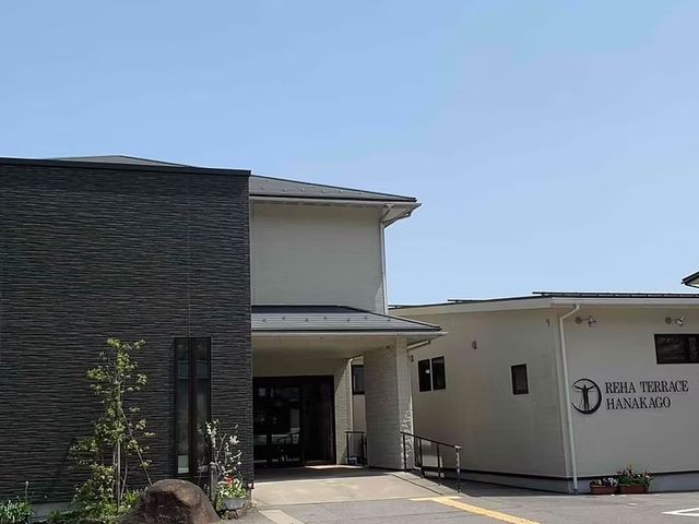 外観の建物正面 外観   落ち着いた色合いの建物正面です。広いアプローチがあり、出入りしやすい印象です。