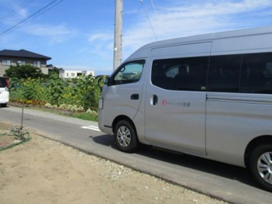 送迎車が停まる外観  