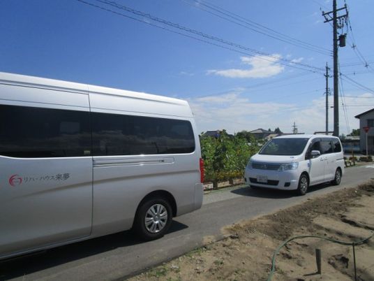 送迎車が並ぶ外観  