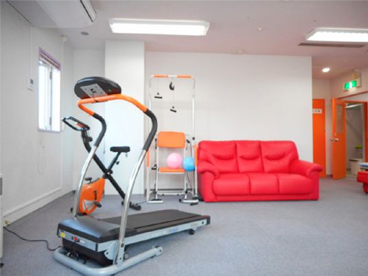 運動器具とソファの部屋