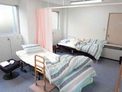 二つのベッドがある居室