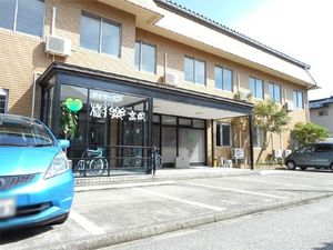 自転車が並ぶ外観