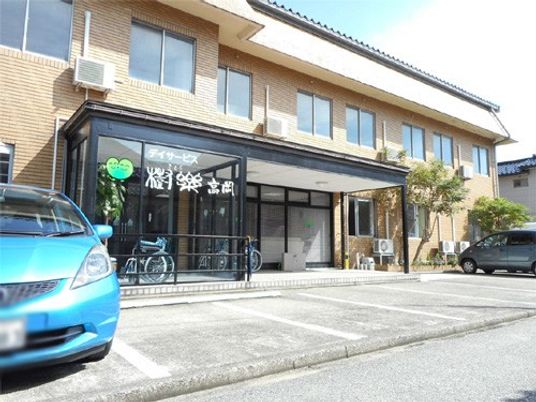 自転車が並ぶ外観